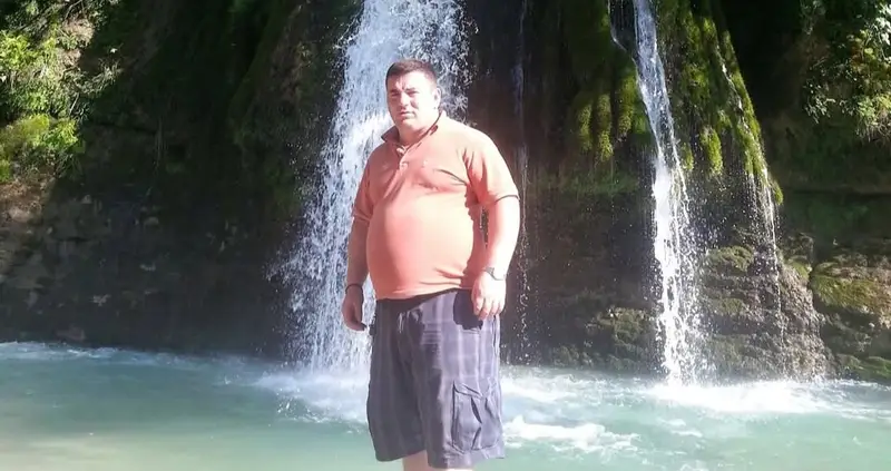 დათოს სამი დღის წინ ბინა შეუძენია. ხომ წარმოგიდგენიათ, რამხელა სიხარულით მიიჩქაროდა საყიდლებზე”