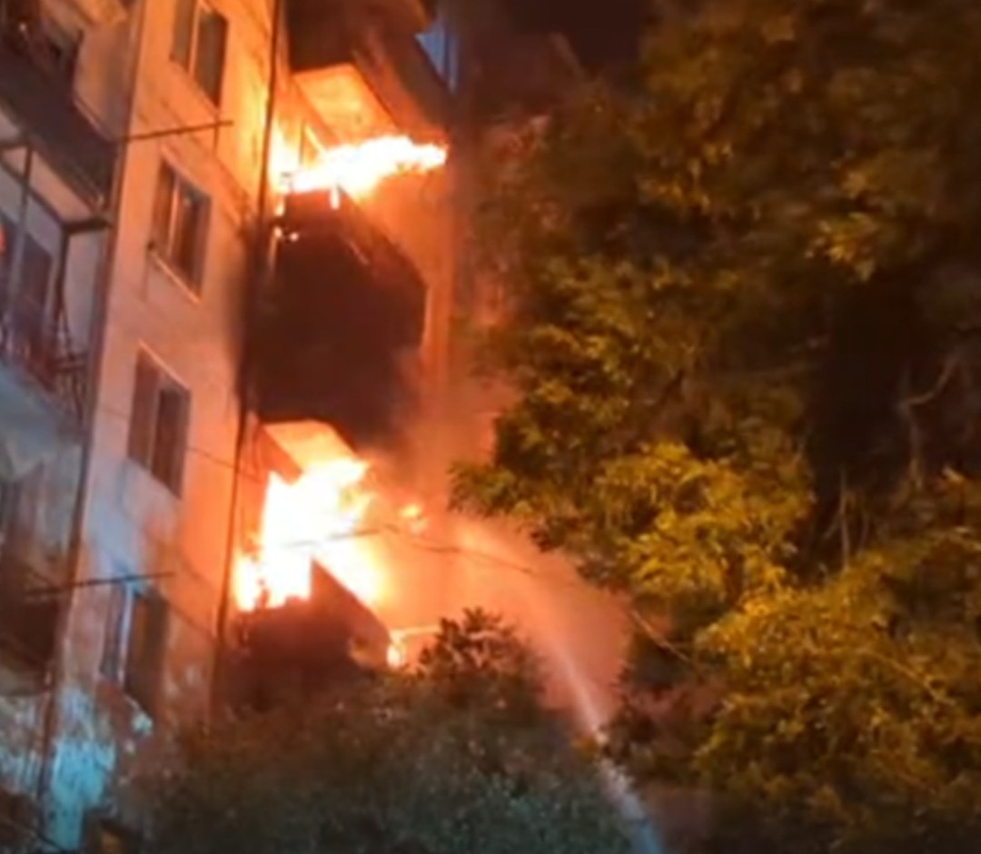 VIDEO: რა ხდება ამ წუთებში მუხიანში - პიროტექნიკის გამოყენების შედეგად სახლი იწვის
