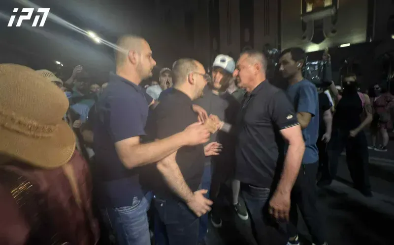 VIDEO: აქციაზე მოქალაქეები გრიგოლ გეგელიას დაუპირისპირდნენ - რა მოხდა პარლამენტთან?