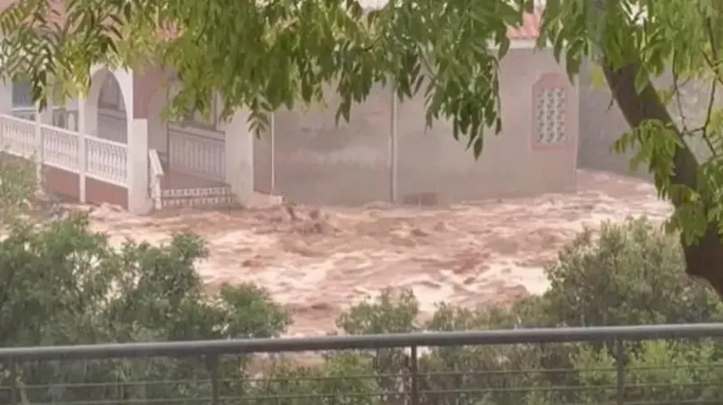 (ფოტოები) : “ეს რა ხდება?!…სიტუაცია რთულია და კვლავ უხვი ნალექია მოსალოდნელი“ – დატბორილი ქუჩები, ავტომობილებში ჩარჩენილი მოქალაქეები…