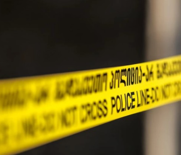 „ცივი იარაღით გულ-მკერდისა და მუცლის არეში ჭრილობები მიაყენა და მიიმალა" - თბილისში განზრახ მკვლელობის მცდელობის ბრალდებით 1 პირი დააკავეს