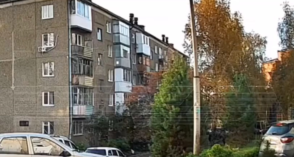 VIDEO: კაცმა 3 წლის შვილი მეოთხე სართულიდან გადააგდო: მედიაში კადრები ვრცელდება - სასტიკი დანაშაული რუსეთში მოხდა