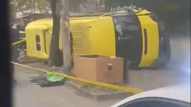 VIDEO: სამგორის მეტროს მიმდებარედ სამარშრუტო ტაქსი გადაბრუნდა - პირველი კადრები საშინელი შემთხვევის ადგილიდან