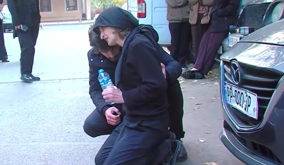 VIDEO: მოკლული მასწავლებლის დედა სამართალს ითხოვს