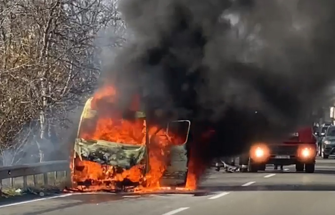 VIDEO: ამ წუთებში მიკროავტობუსი იწვის – ვრცელდება შემთხვევის ამსახველი კადრები