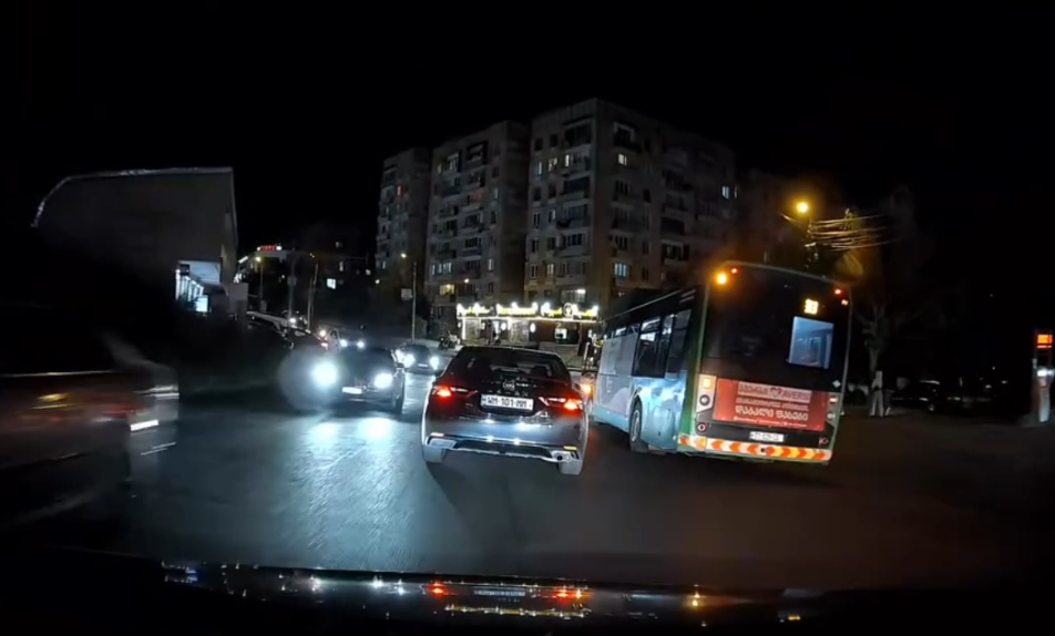 VIDEO: ცოტა ხნის წინ, საგანგაშო კადრები დააფიქსირეს - "ბეწვზე გადარჩა" - რა ჩანს ვიდეოში, რომელიც სოციალურ ქსელში გავრცელდა?