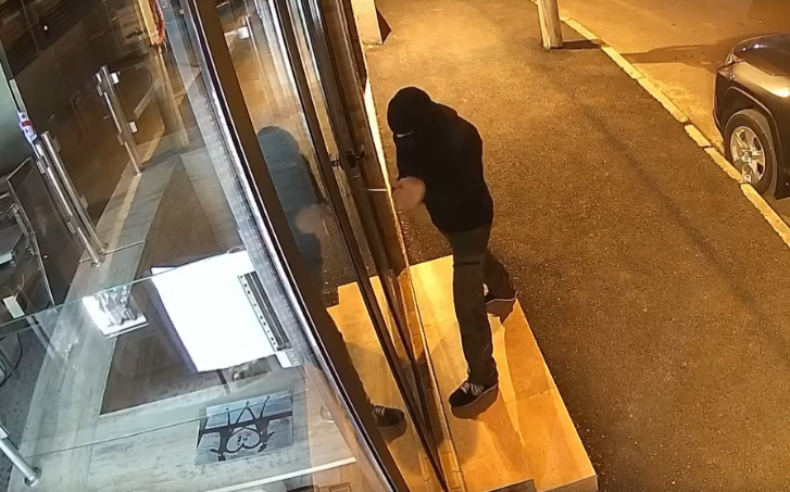 VIDEO: ვრცელდება სათვალთვალო კამერის ჩანაწერი, რომელშიც ახალგაზრდების მიერ ჩადენილი დანაშაულია აღბეჭდილი