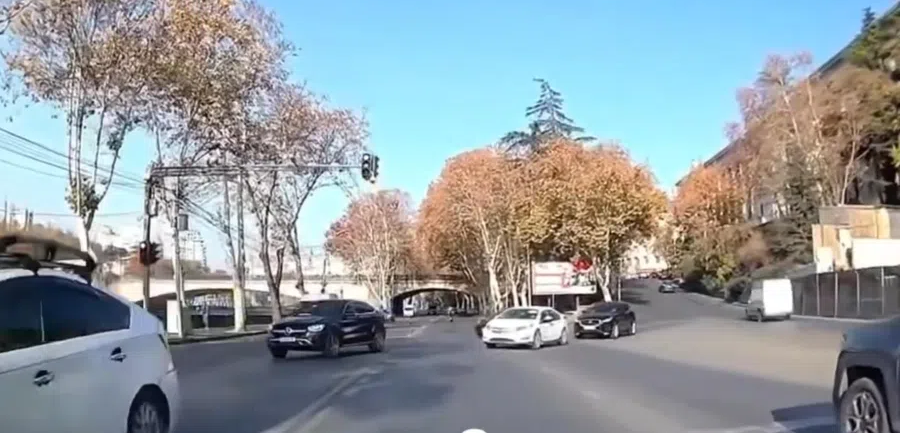 VIDEO: ცოტა ხნის წინ, "მტკვრის სანაპიროდან" საგანგაშო კადრები გავრცელდა - რა ჩანს ვიდეოში, რომელიც ავტომობილის კამერამ დააფიქსირა?