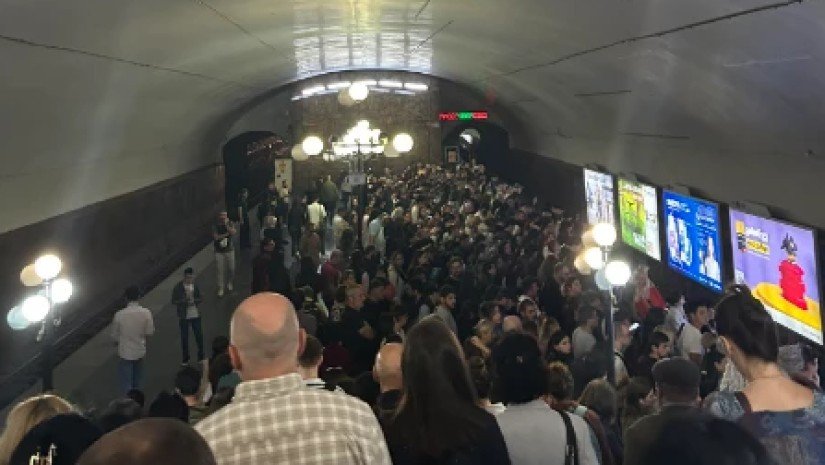 VIDEO: რა ხდება ამ წუთებში მეტრო "სადგურის მოედანზე"