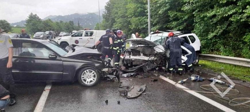 ახლახან, მძიმე ავარია მოხდა, ადგილზე სამაშველო ჯგუფია მობილიზებული, დაღუპულია ერთი ადამიანი – ვრცელდება კადრები ადგილიდან