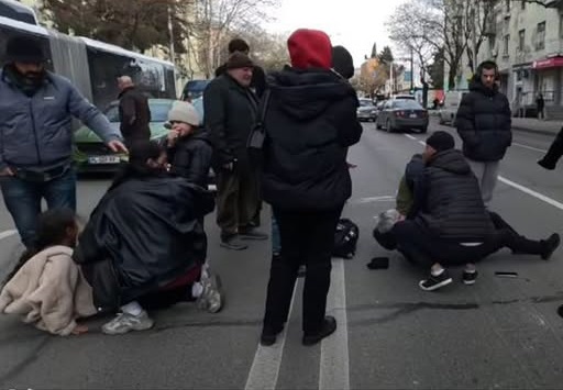 VIDEO: თბილისში ქვეითებს ავტომობილი დაეჯახა - კადრები სოციალურ ქსელში ვრცელდება