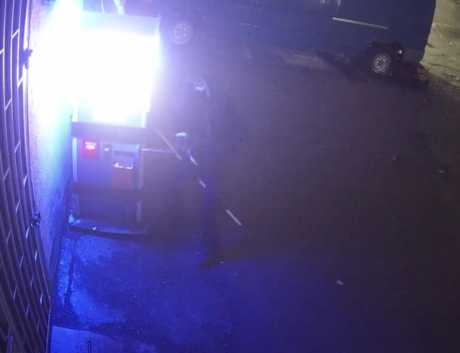 VIDEO: ვრცელდება სათვალთვალო კამერის ჩანაწერები, რომლებშიც ჩანს, როგორ ქურდავენ ჩასარიცხ აპარატებს - "12 000 ლარამდე თანხას დაეუფლნენ..."