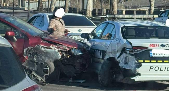 ავტომობილი პოლიციის მანქანას შეეჯახა