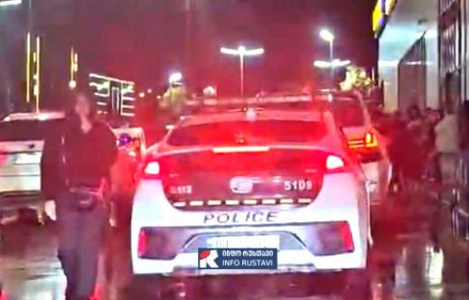 სავაჭრო ცენტრში ქალები ერთმანეთს დაერივნენ - ცნობილია მიზეზი თუ რას მოჰყვა ხელჩართული ჩხუბი, რასაც პოლიციის რამდენიმე ეკიპაჟის გამოძახება დასჭირდა