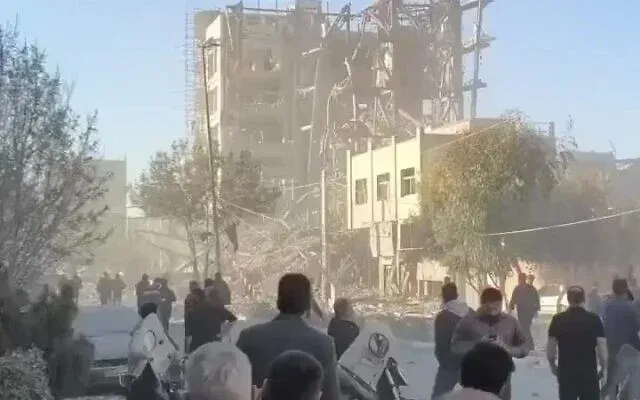 VIDEO: ისრაელმა დაარტყა შენობას, სადაც ირანის უხუცესთა საბჭოს წევრები აიათოლა ხამენეის შემცვლელის ასარჩევად იყვნენ შეკრებილი - რა დეტალებია ცნობილი