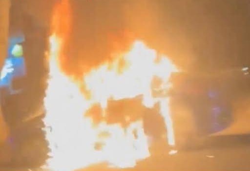 VIDEO: უმძიმესი ავტოსაგზაო შემთხვევა თბილისში - კადრები ბელიაშვილის ქუჩიდან სადაც გვიან ღამით ავტომობილი დაიწვა