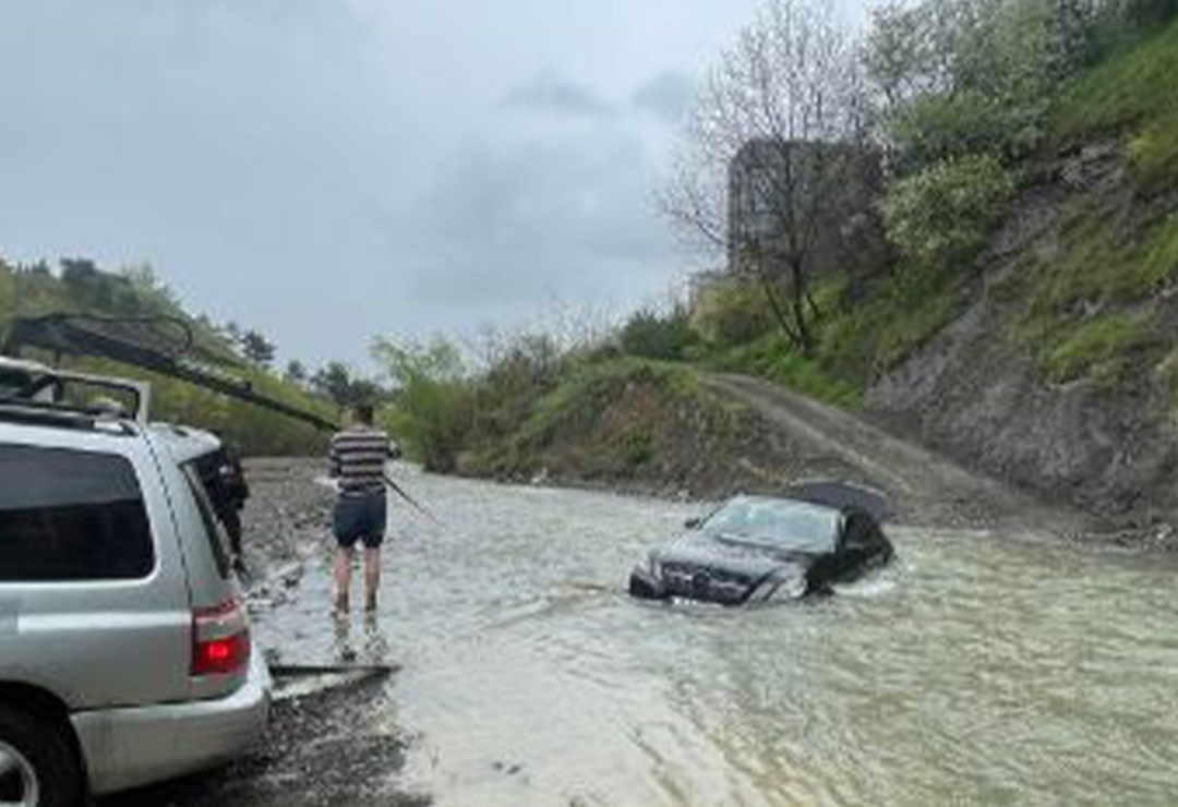 VIDEO: კადრები სოციალურ ქსელში ამ წუთებში ვრცელდება - "ბაგების გადასასვლელში არიან მდინარე ვერეზე, მერსედესით ჩარჩენილები"