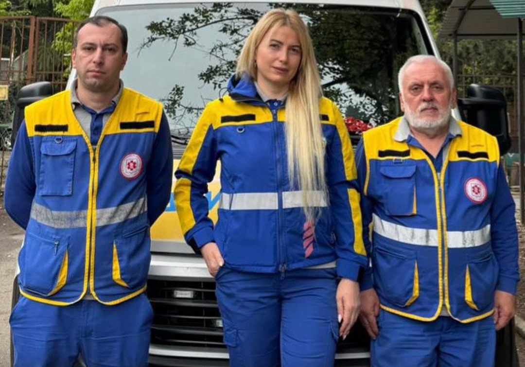 „ახალგაზრდა მამაკაცმა გაჩერებაზე მოულოდნელად გონება დაკარგა...“ - ექიმებმა გული 45 წუთის შემდეგ აუმუშავეს