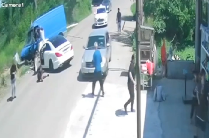 ვრცელდება სათვალთვალო კამერის ჩანაწერი, სადაც სოფელ ალგეთში მომხდარი უმძიმესი ავარიის კადრებია ასახული