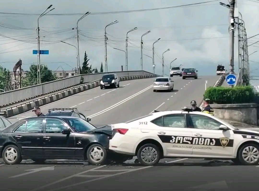 ქუთაისში ავტომობილი პატრულის მანქანას დაეჯახა