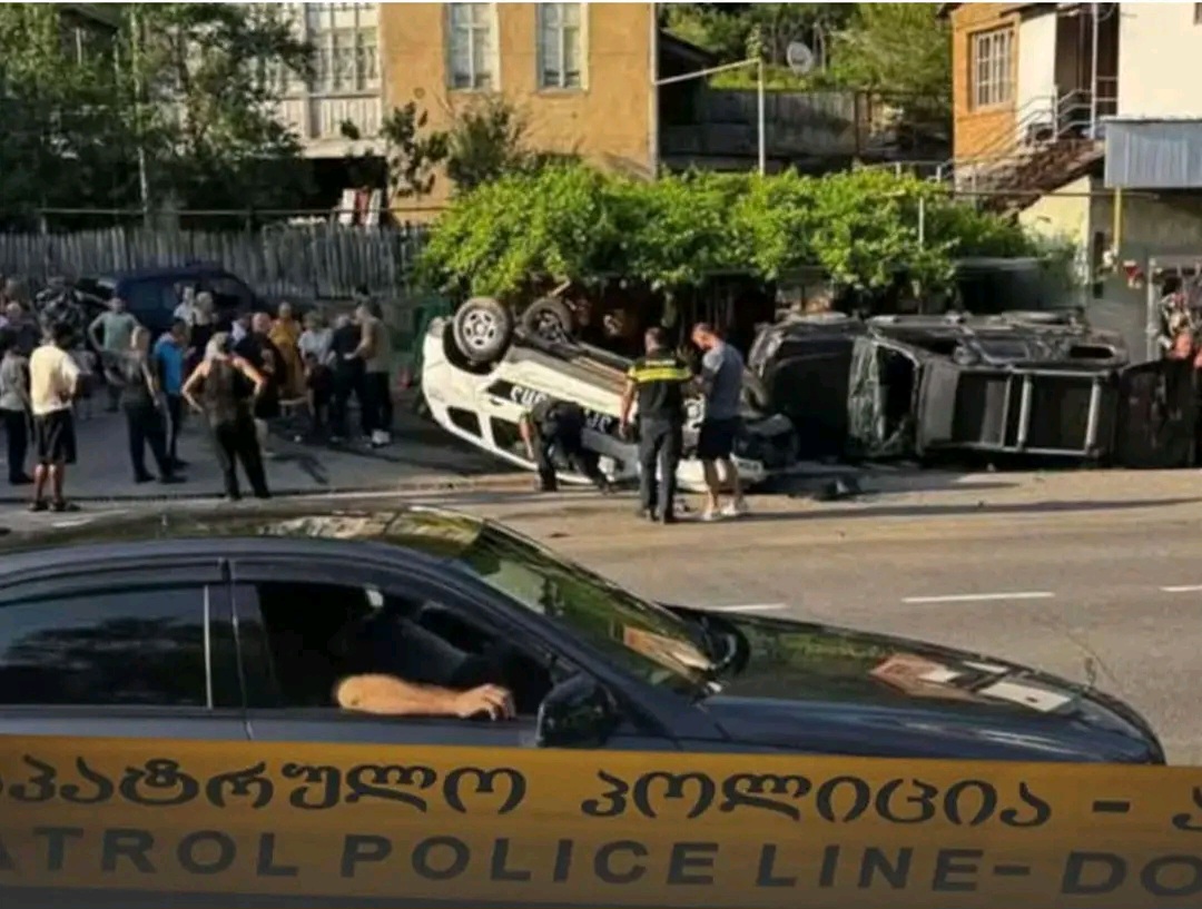 პატრულის მანქანასთან შეჯახების შედეგად სამი ადამიანი მძიმედ დაშავდა