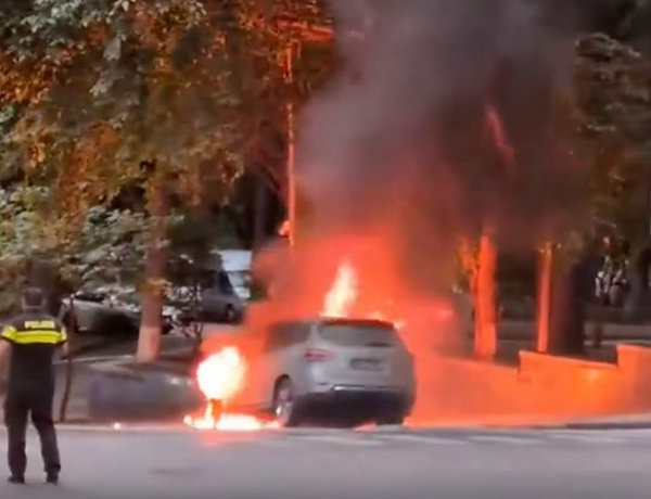 VIDEO: თბილისში მანქანას ცეცხლი გაუჩნდა