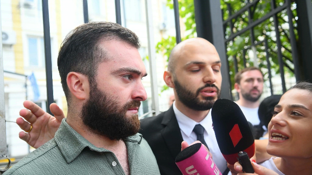 VIDEO: "ორი სიტყვა გვითხარით, უხერხულია ასე გაქცევა" - ჟურნალისტები გიორგი ჭიღლაძეს, რომელმაც სასამართლოს დატოვების შემდეგ მედიასთან კომენტარი არ გააკეთა