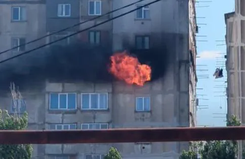VIDEO: თბი­ლის­ში, ვა­ზი­სუ­ბან­ში ერთ-ერთ სა­ცხოვ­რე­ბელ კორ­პუს­ში ხან­ძა­რია.